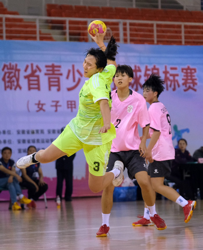 安徽省青少年手球锦标赛女子甲组比赛从9月19日开始,历时7天,来自合肥