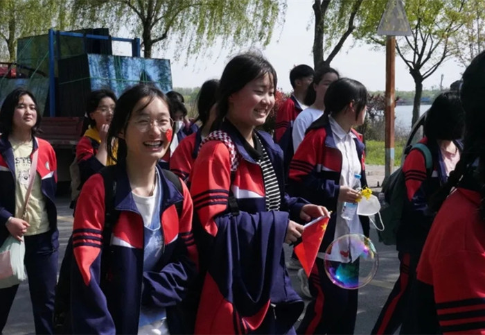 砀山县第二中学学生远足拉练锻炼体魄强意志