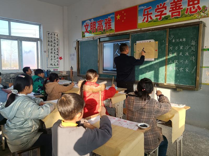 萧县孙圩子乡:书法指导进课堂_宿州市教育体育局