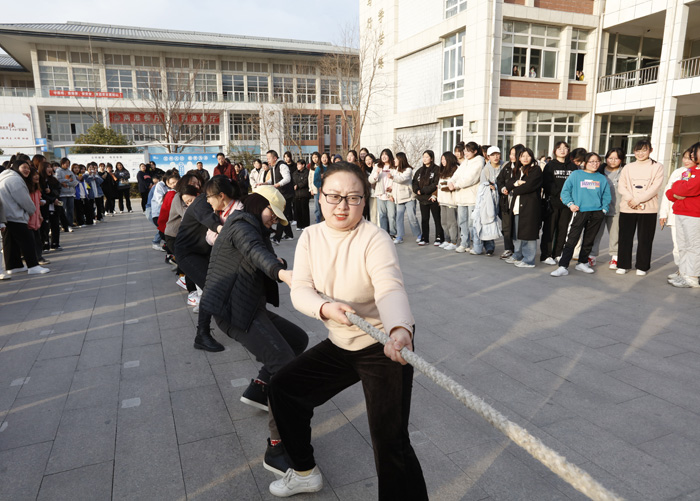 宿州逸夫师范学校举行庆祝三八国际劳动妇女节拔河比赛